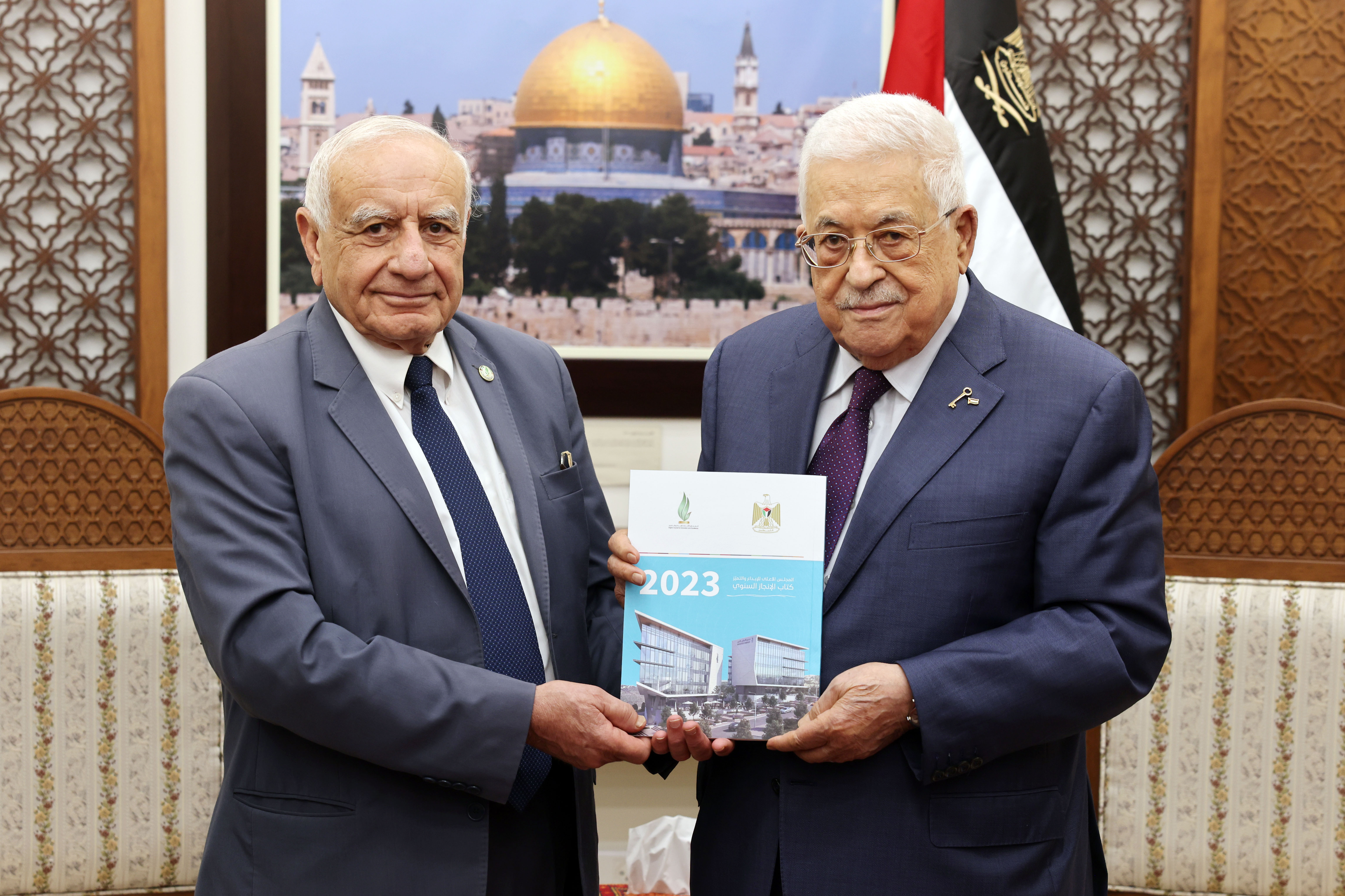 الرئيس لدى تسلمه التقرير السنوي للمجلس الأعلى للتميز والابداع (تصوير: ثائر غنايم)